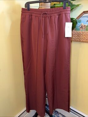 Athleta Endeavor Relaxes Pant in Burgundy NEW NWT Small